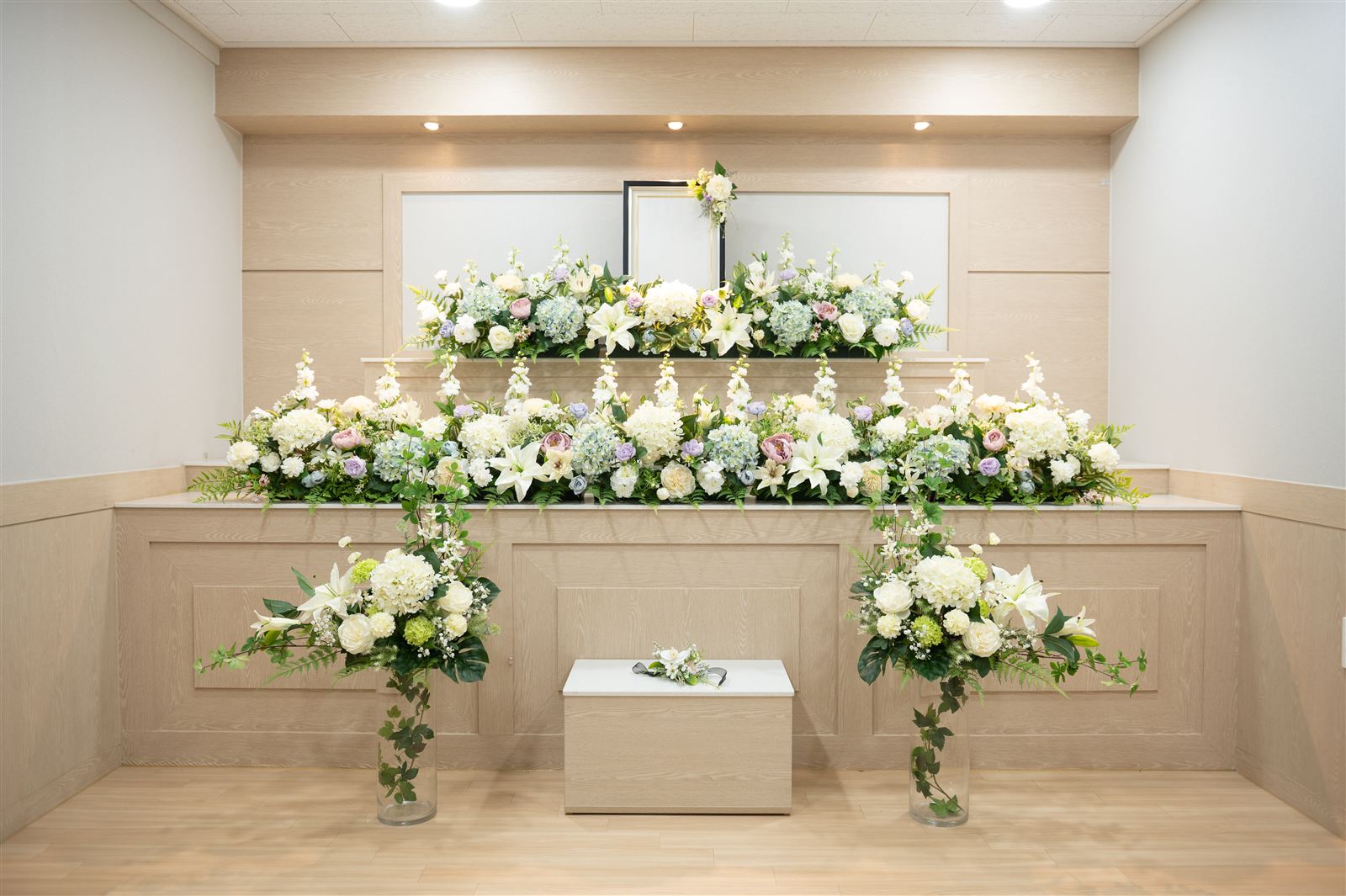 꽃과 촛불로 준비된 분향실 전경