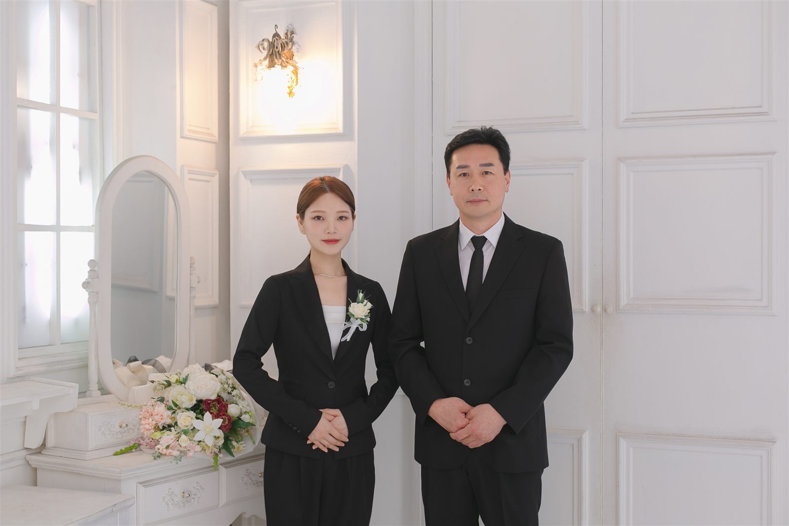단정한 예복을 갖춘 장례지도사